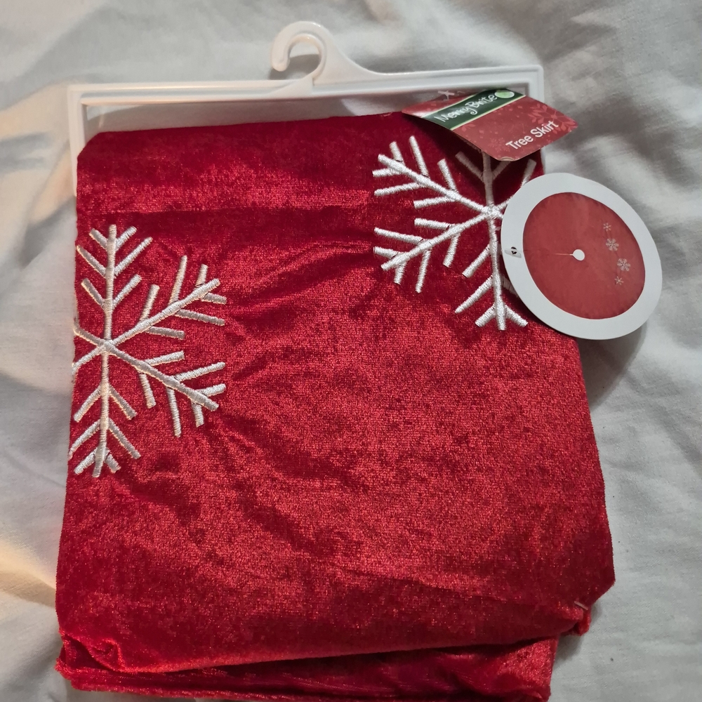 Red Snowflake Holiday Tree Skirt